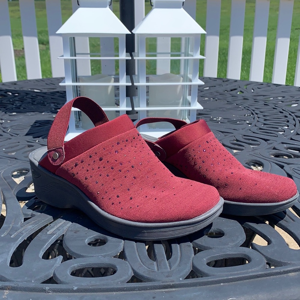 B Zeez..Comfortable Beautiful 💞💞💞Wine colored sparkle shoes size 9..Like new